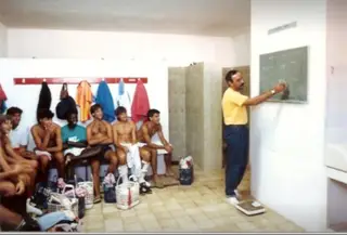 Cajuda, à direita, no balneário do Olhanense no seu primeiro ano como treinador principal