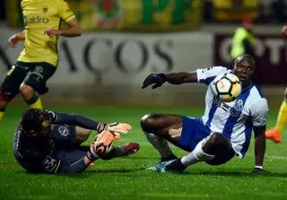 Mário Felgueiras a defender a baliza do Paços de Ferreira, frente ao FCP