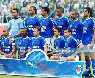 Cândido Costa, ao centro em baixo, na equipa do Belenenses que foi à final da Taça de Portugal em 2007
