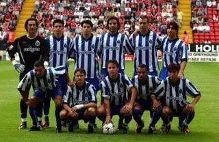 Cândido Costa, ao centro com a bola, na equipa do FCP que conquistou a Taça UEFA