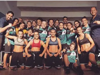Cândido Costa, à direita, treina a equipa feminina do Cesarense