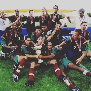 Cândido Costa, com a camisola 7, ganhou a Taça de campeão europeu pela seleção de sub-18