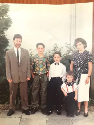 Cândido Costa, de lacinho no meio, com os pais e irmãos