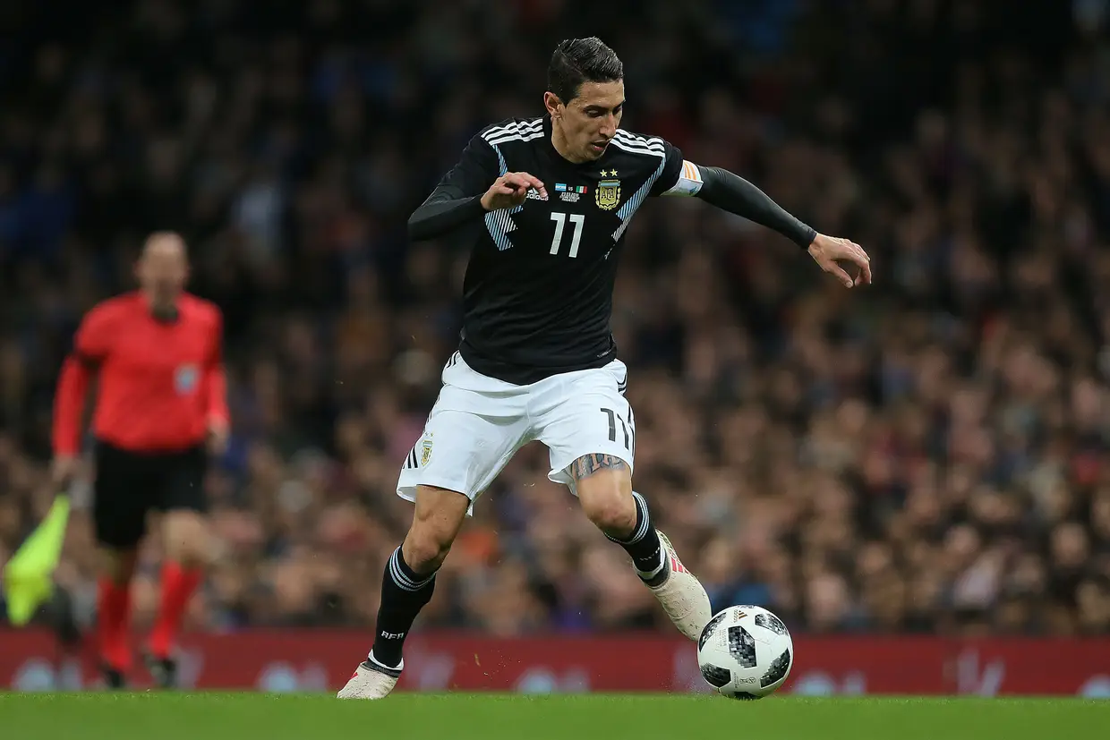 O equipamento alternativo da Argentina, usado por Ángel Di María, que capitaneou a equipa na ausência de Lionel Messi.