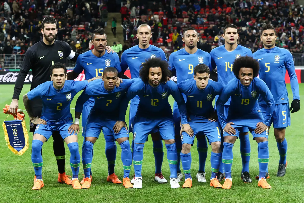 A veste alternativa do Brasil é, como sempre, azul, e diverge da camisola portuguesa, principalmente, no facto de o número na parte frontal estar ao meio do peito.