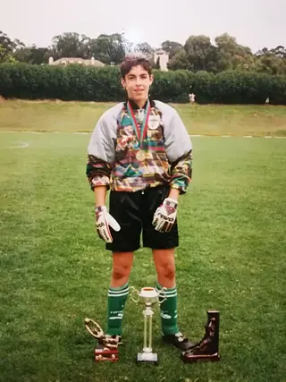 Moreira com a taça do Torneio Internacional de Associação, de sub-14