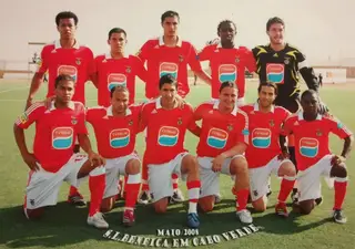 Em 2008, Moreira, o primeiro em pé à direita, foi com a equipa do Benfica a Cabo Verde