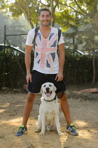 Moreira com o seu cão León, que nasceu no Chipre