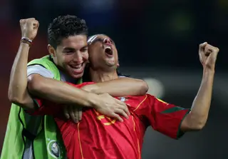Moreira foi chamado ao Euro2004 mas não jogou. Aqui celebra com o Nuno Gomes a passagem à final