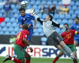 Moreira tenta chegar a uma bola, durante um jogo da seleção de sub-21, com a Itália