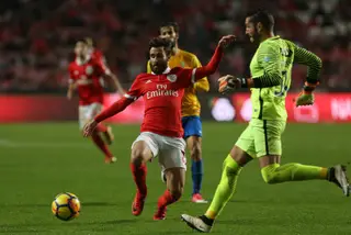 Moreira, à direita, já como guarda-redes do Estoril Praia, disputa uma bola com Rafa Silva, do Benfica