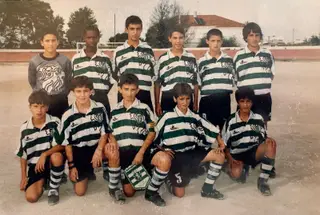 Carlos Saleiro, à direita em baixo, com a sua equipa de infantis onde jogava também Cristiano Ronaldo, o segundo em cima à direita