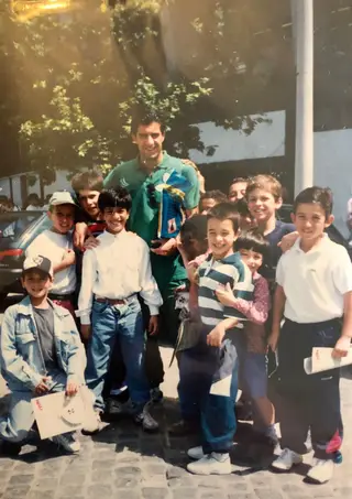 Carlos Saleiro de camisa brancajunto a um dos seus ídolos, Luis Figo