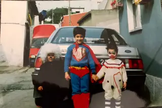 Saleiro, ao centro, mascarado de Super Homem, com os dois irmãos mais novos