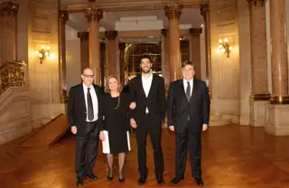 No dia em que fez 30 anos Carlos Saleiro esteve com a mãe e o médico responsável pelo seu nascimento, Dr. Pereira Coelho, à esquerda, na Assembleia da República