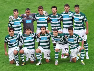 Saleiro, em pé à direita, com a equipa da época 2010-11