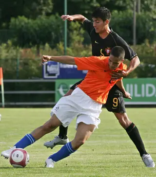 Saleiro, com equipamento escuro, num jogo da seleção de sub-21, com a Holanda