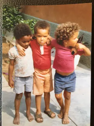 Edgar, à direita, com dois primos