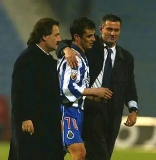 MarcoFerreira abraçado por José Mourinho e com Reinaldo Teles ao lado