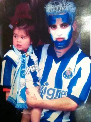 Marco Ferreira com as cores do FCP e a filha ao colo