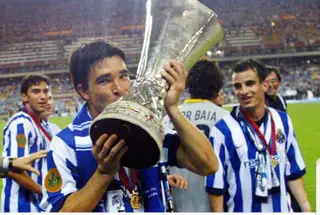 Marco Ferreira, à direita, olha para Deco, que beija a Taça UEFA acabada de conquistar pelo FCP, em Sevilha (2003)