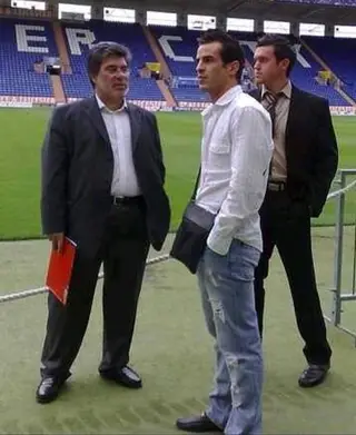 Marco Ferreira, o centro, com Amadeu Paixão, à esquerda, o homem que o levou para Inglaterra