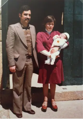 Marco Ferreira no seu batizado, ao colo dos pais Pedro e Irene Ferreira