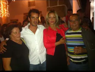 Com a atual companheira e os pais