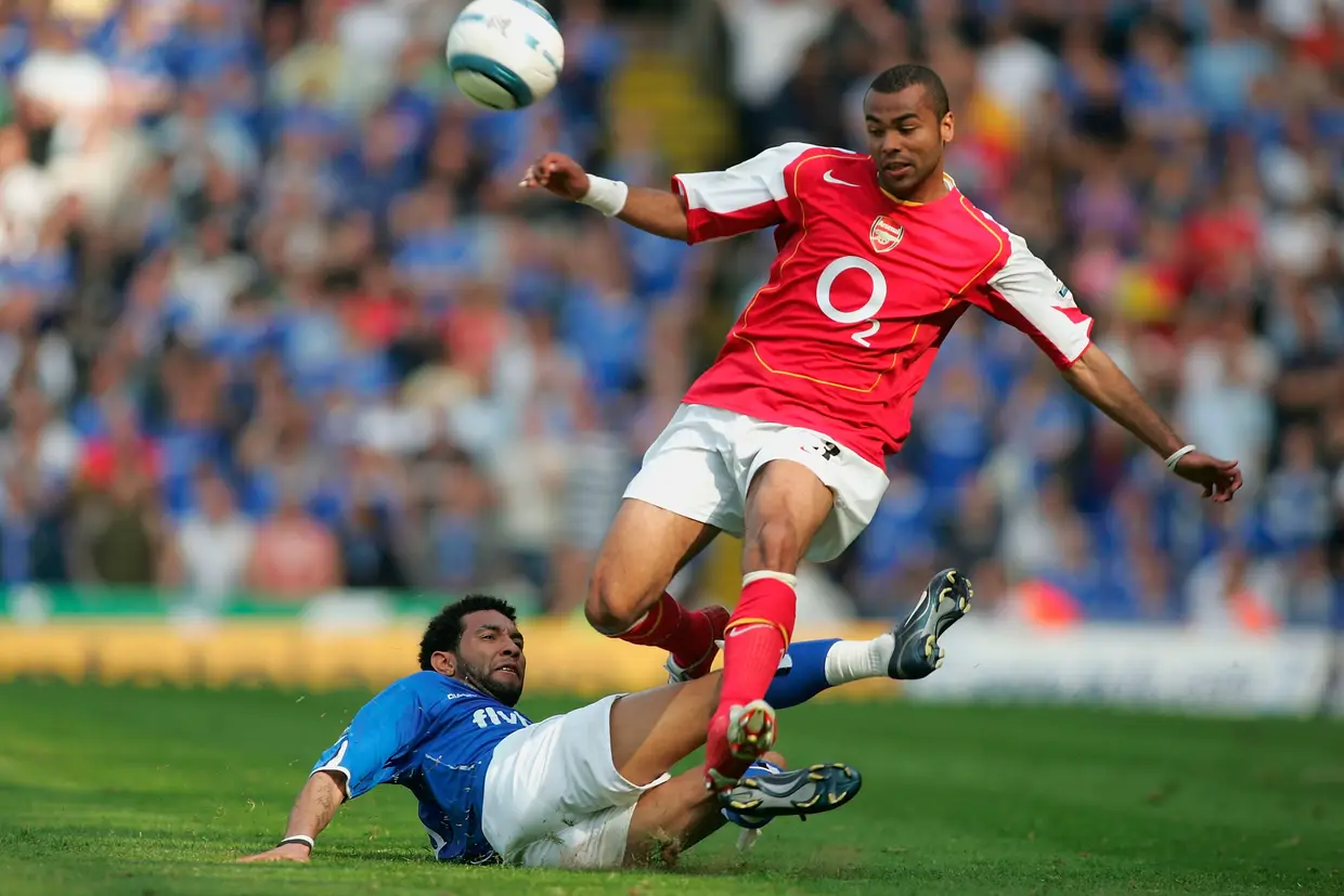 Defesa esquerdo: Ashley Cole