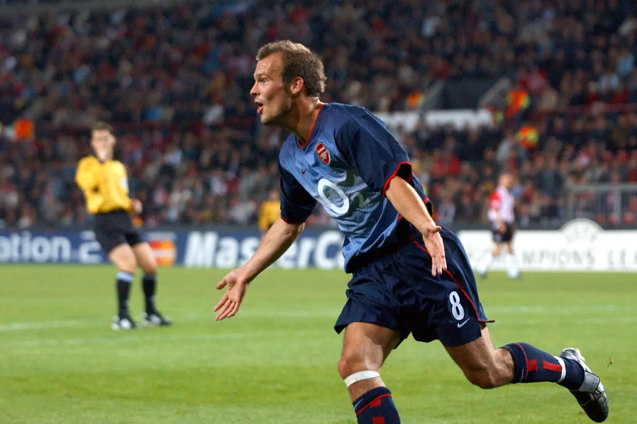 Médio direito: Frederik Ljungberg