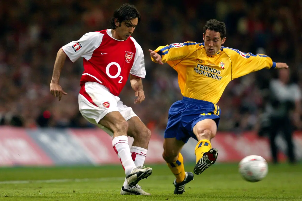 Médio esquerdo: Robert Pires