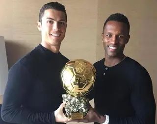 Semedo com Cristiano Ronaldo e uma das cinco bolas de ouro que este ganhou