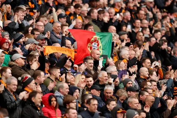 O público da casa no Molineux Stadium