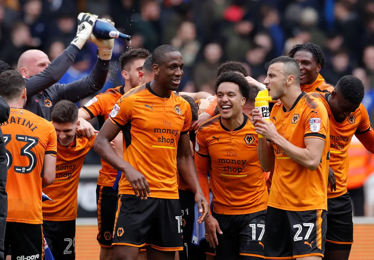 Willy Boly a receber um banho de champanhe
