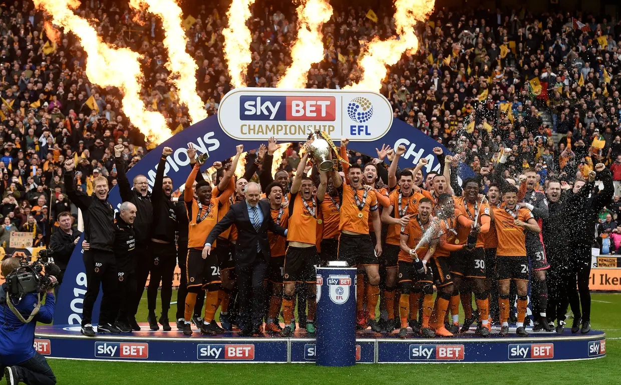 Os Wolverhampton Wanderers com o troféu do Championship