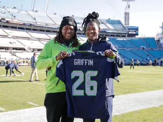 Shaquem (à esq.) e o irmão Shaquil com uma camisola dos Seahawks, numa altura em que ainda não sabiam quem iam ser colegas de equipa