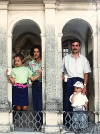 Bruno, em baixo à direita, com os pais e irmã