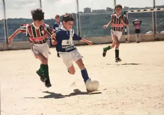 Bruno com a bola, num jogo do Belenenses com o Estrela da Amadora