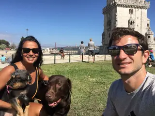 Bruno, a mulher e os dois cães do casal, junto da Torre de Belém, em Lisboa