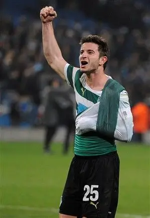 Bruno Pereirinha sofreu uma luxação no ombro durante um jogo com o Machester City, que terminou com a vitória do clube inglês. O resultado total da eliminatória ditou a qualificação do Sporting para os quartos de final da Liga Europ, em 2012