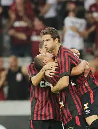 Bruno Pereirinha festeja um golo com os colegas do Atlético Paranaense
