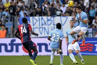 Bruno Pereirinha cabeceia a bola durante um jogo do campeonato italiano entre a Lazio e o Genova
