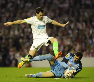Bruno Pereirinha com o equipamento alternativo do Sporting, em 2012, num lane com Gorka Iraizoz, guarda redes do Atlático de Bilbao