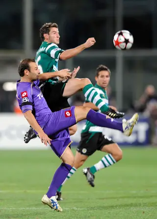 Bruno Pereirinha disputa a bola com Cristiano Zanetti da Fiorentina, durante um jogo da Liga dos Campeões, em 2009