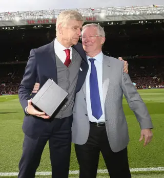 Alex Ferguson na homenagem a Arsène Wenger, seu rival em muitas edições da Premier League.