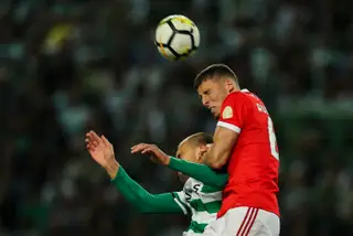 Bas Dost e Rúben Dias em disputa no dérbi