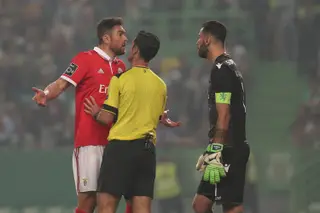Jardel, Carlos Xistra e Rui Patrício em discussão no dérbi lisboeta