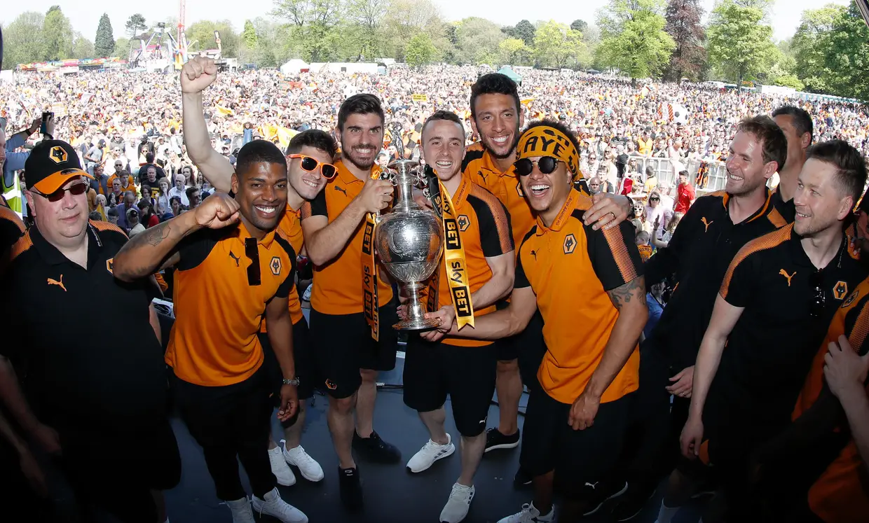 Ivan Cavaleiro, Rúben Vinagre, Rúben Neves, Diogo Jota, Roderick Miranda e Hélder Costa mostram a taça de campeão do Championship