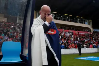 Rui Cordeiro, presidente do Santa Clara, não aguentou as lágrimas na festa da subida em 2017/18, enrolado a uma bandeira dos Açores
