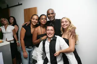 Oceano abraçado às suas duas filhas e a Erika, a filha de Marina Mota